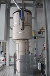 Stationary 100 kW fluidized bed for investigating the combustion behavior of solid fuels