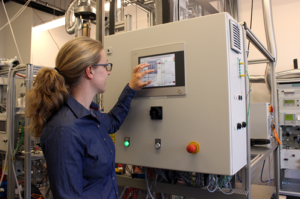 Dr. Katharina Großmann at the monotube steam reformer control station