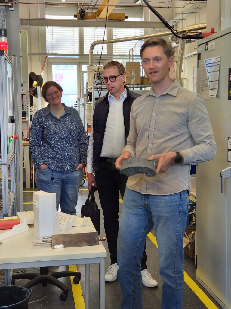 Maximilian Weitzer giving participants of the Industry Dialogue insights into the research and experimental facilities at the Chair of Energy Process Engineering